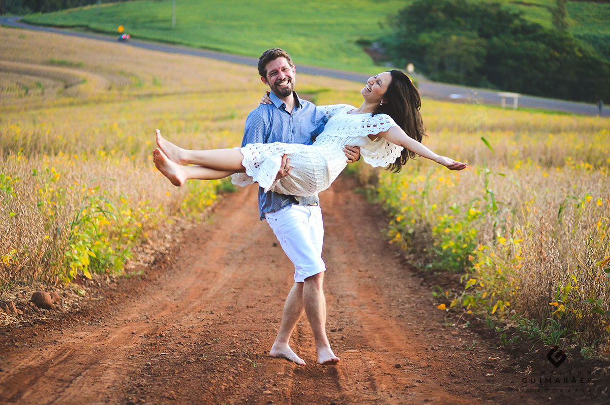 Noivo com a noiva no colo