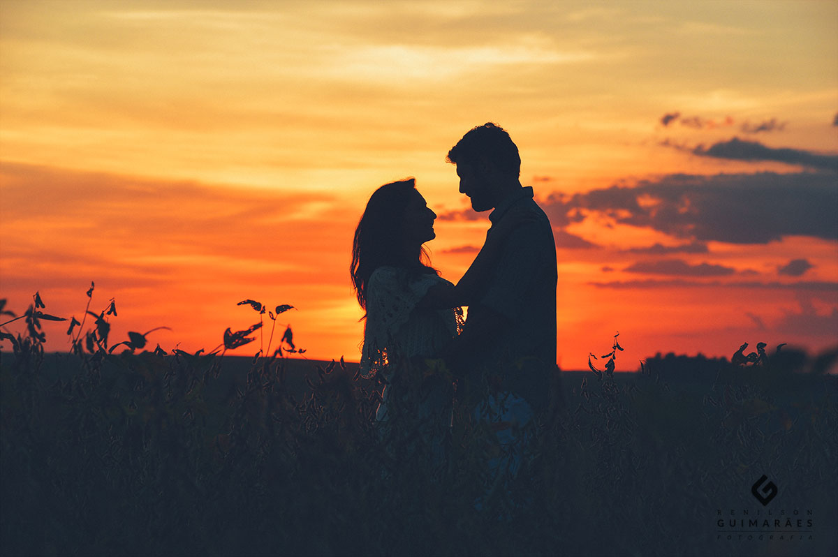 Lindo por-do-sol com os noivos