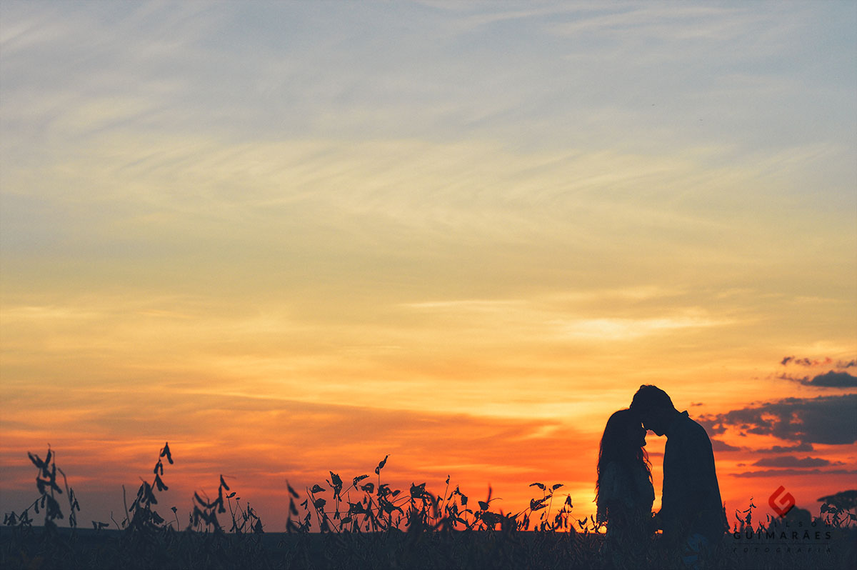 Lindo por-do-sol com os noivos