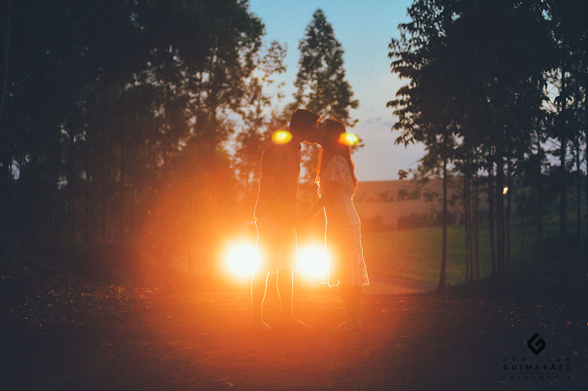 Lindo por-do-sol com os noivos