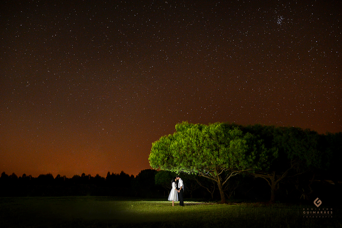 Noivos sob a luz das estrelas