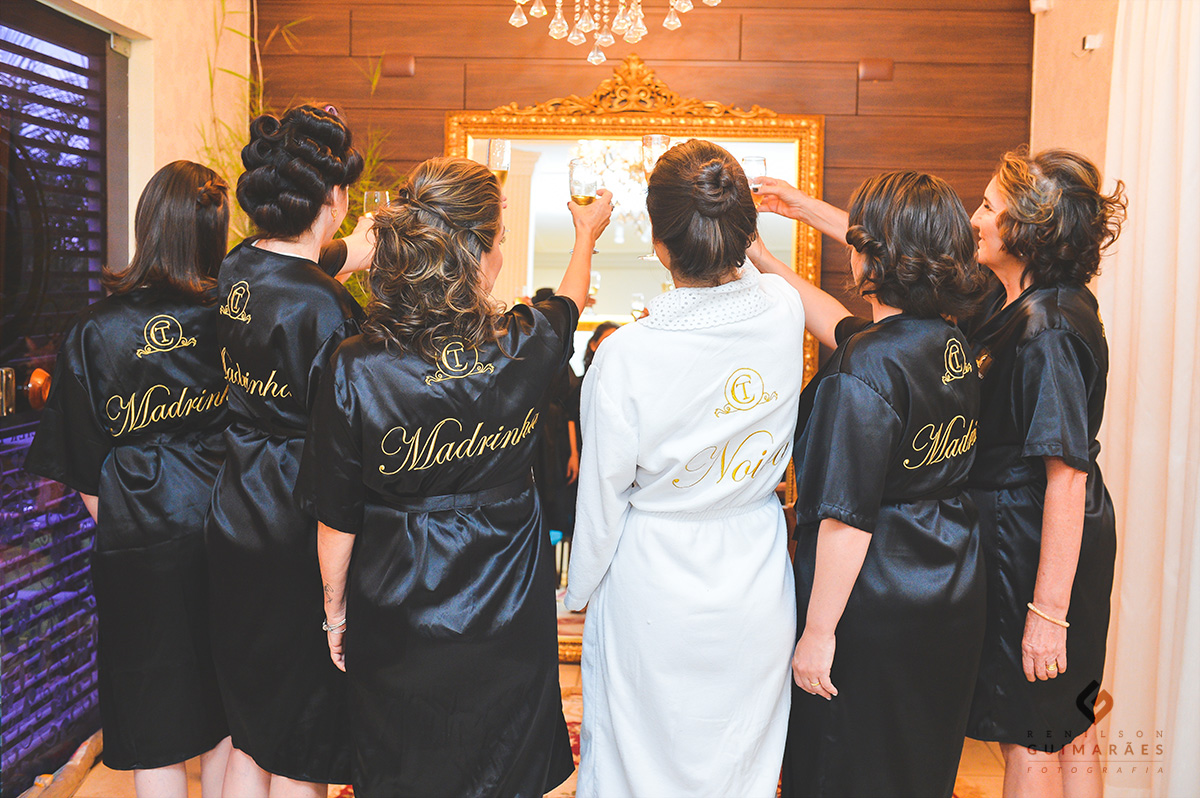 A noiva e as amigas brindando
