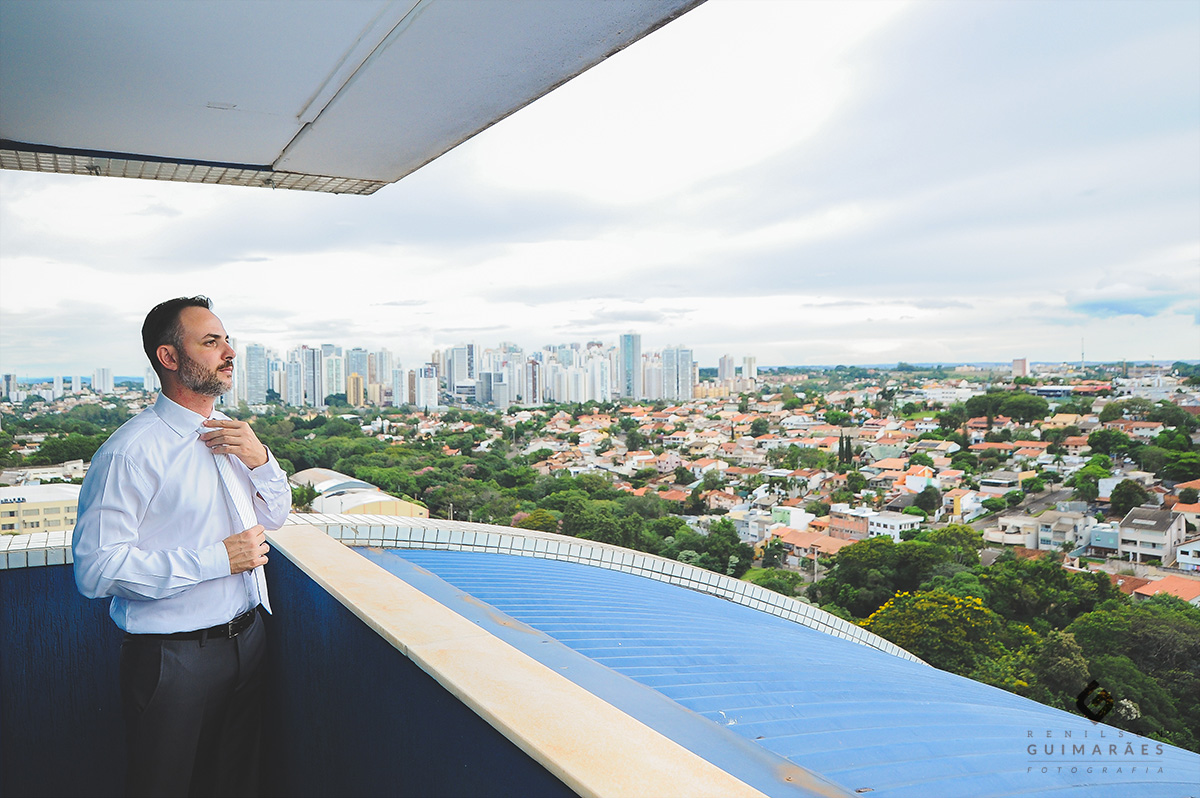 O noivo arruamando a gravata