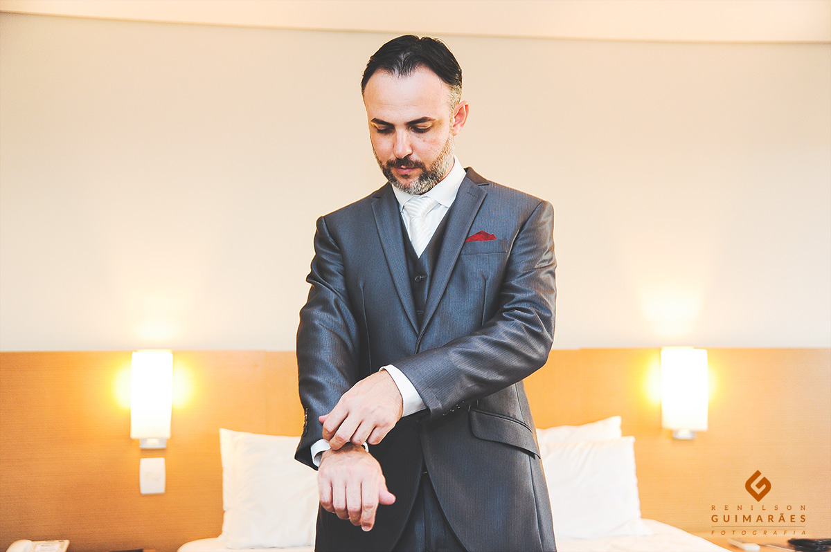 O noivo pronto pra ir para a igreja