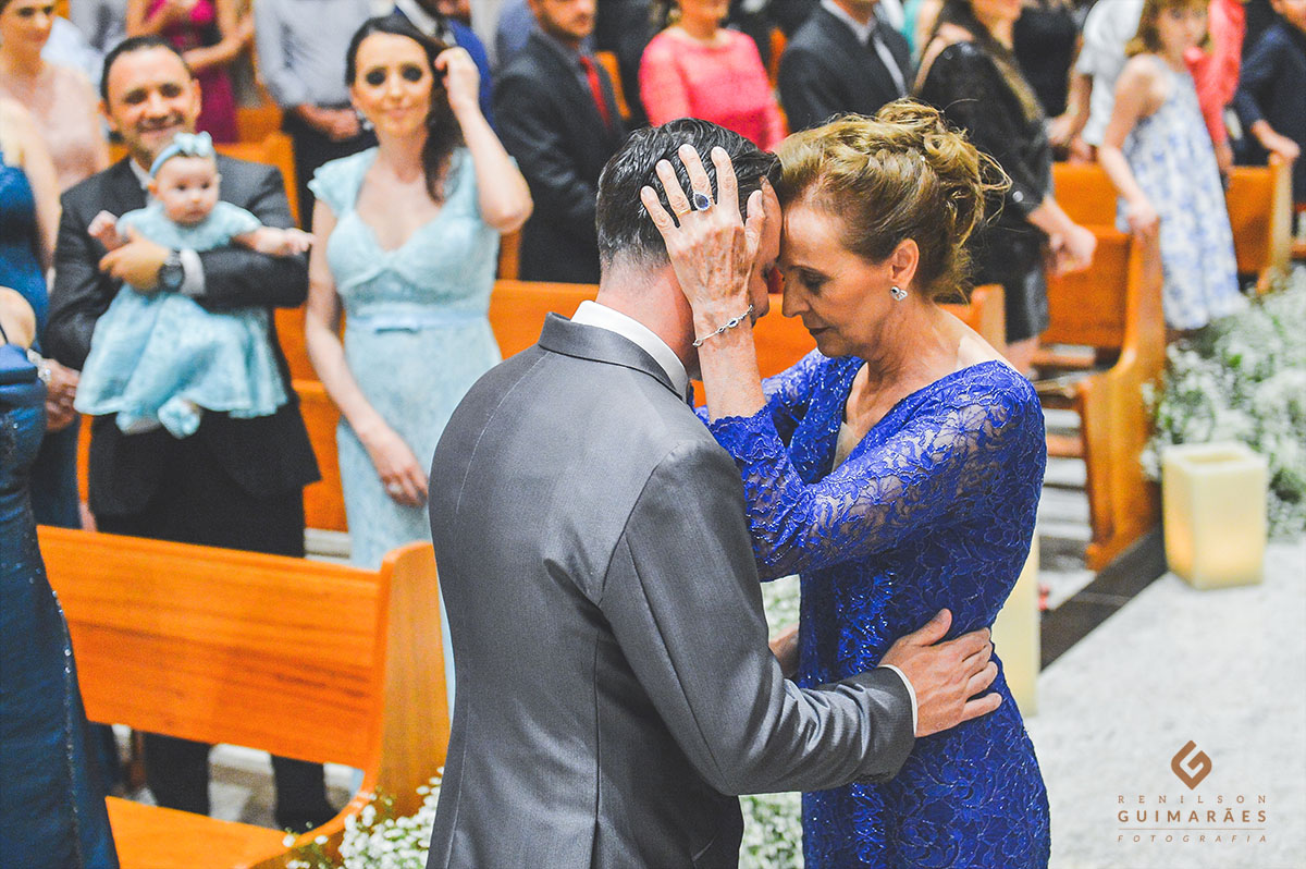 O noivo e sua mãe, momento materno