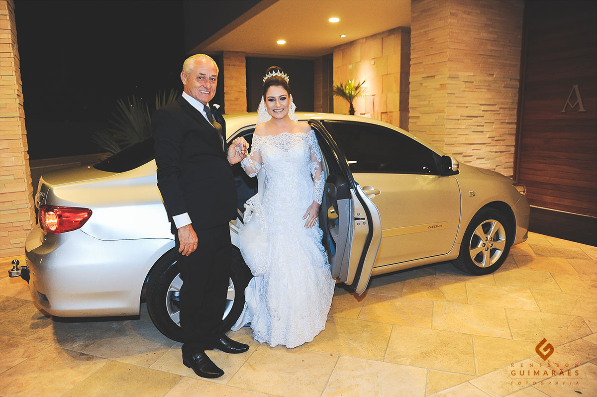 Noiva saindo do carro