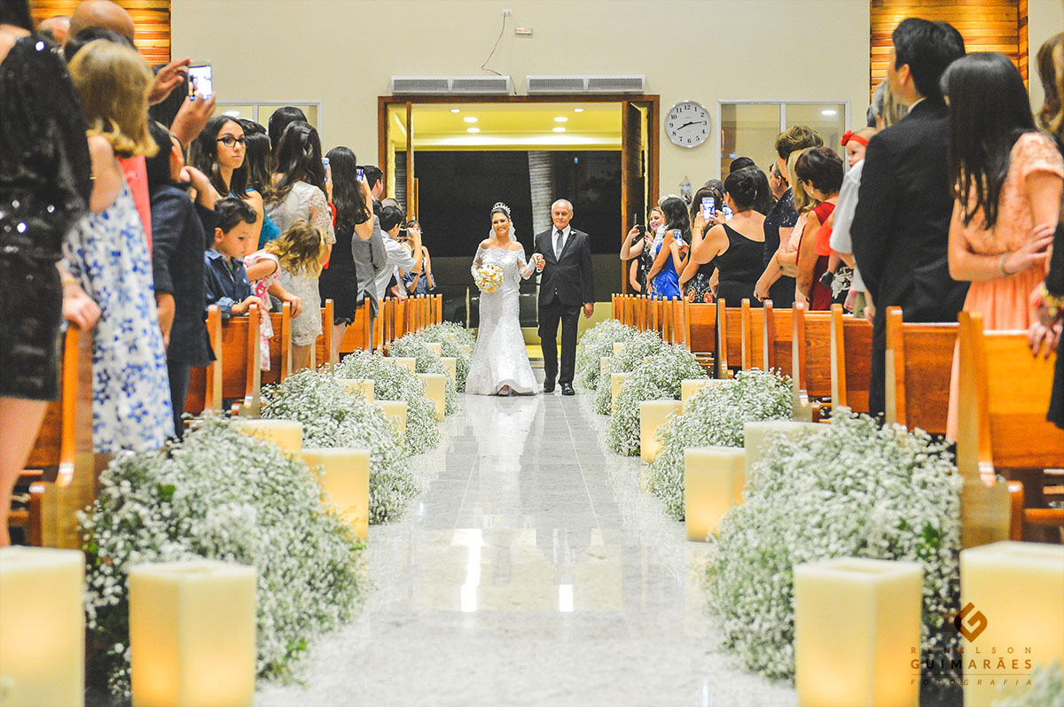 A entrada da noiva com o pai