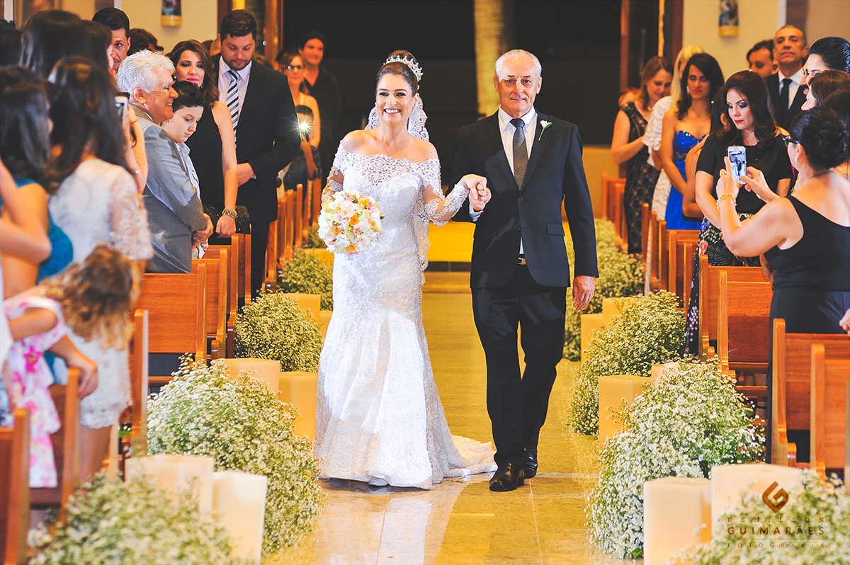 A entrada da noiva com o pai