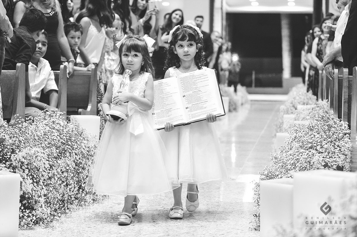 Daminhas entrando com a biblia e a santa