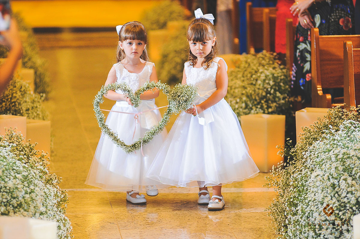 Daminhas entrando com as alianças