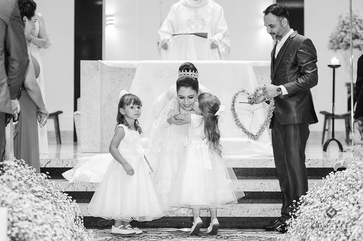 Um beijo da daminha na noiva