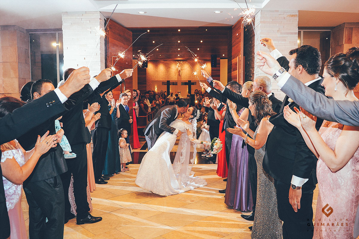 Noivos saindo da igreja