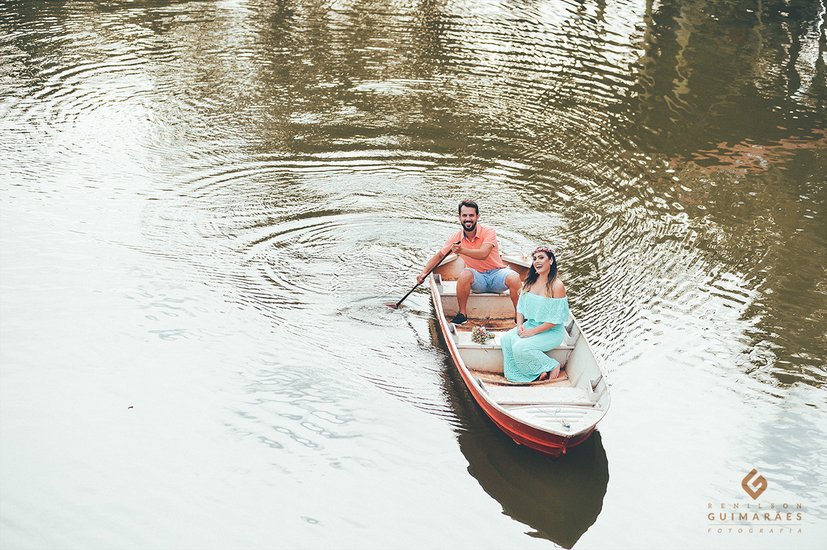 Noivos andando de barco