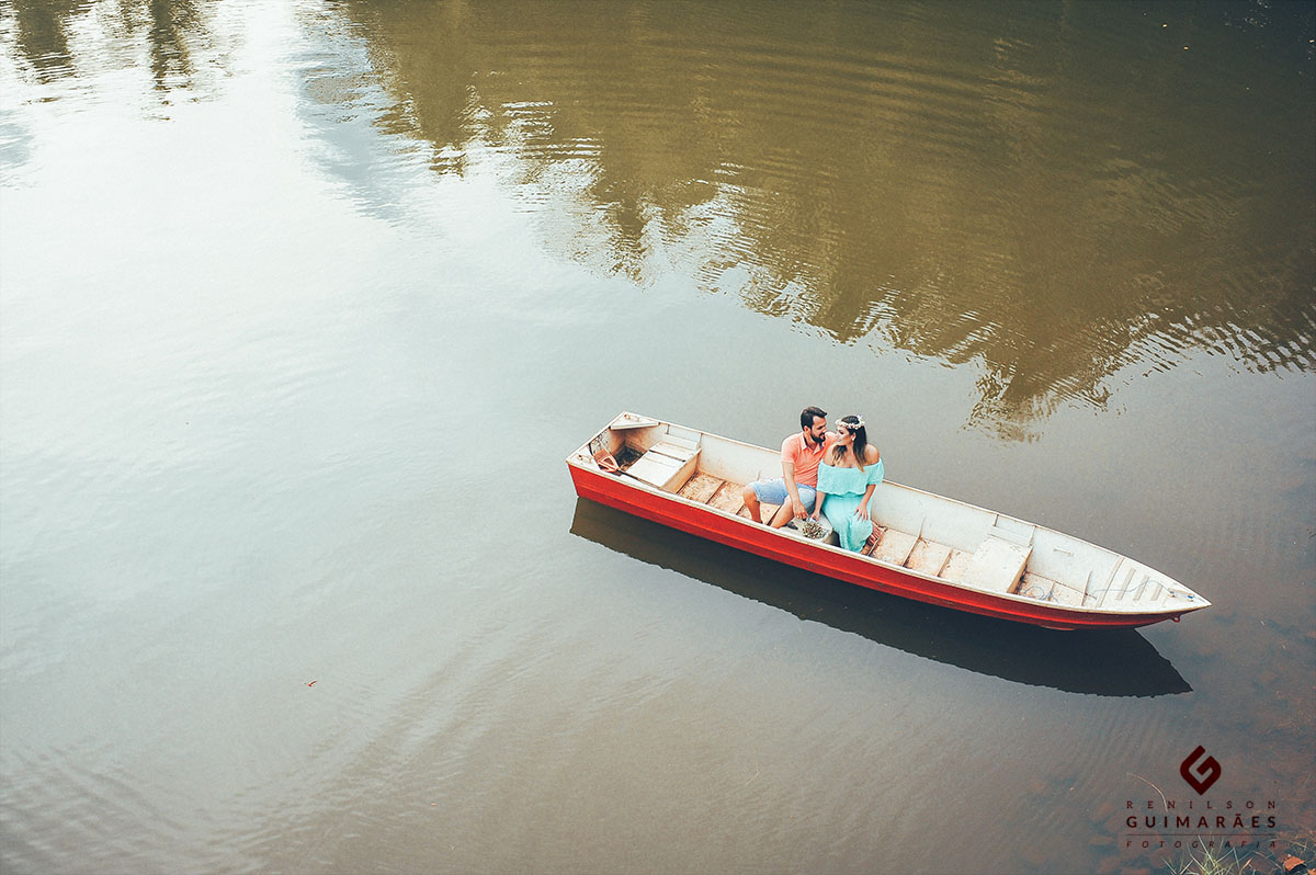 Noivos andando de barco
