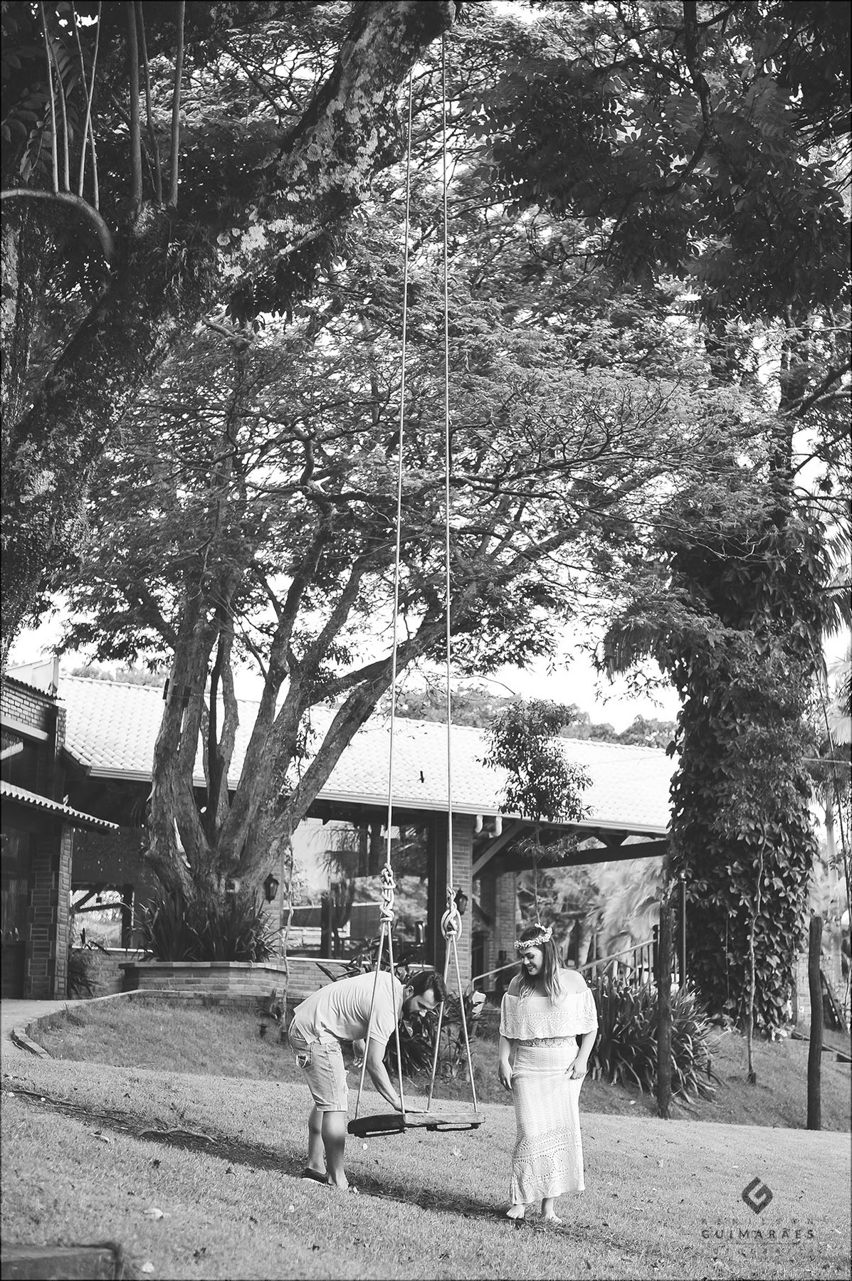 Noivo balançando a noiva