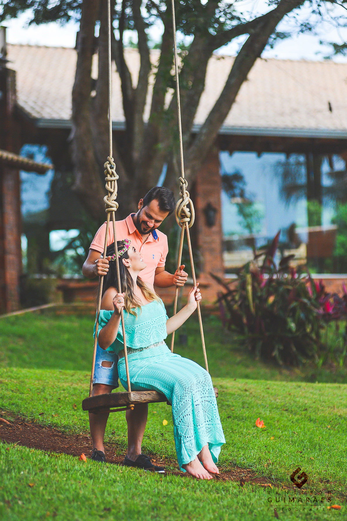 Noivo balançando a noiva