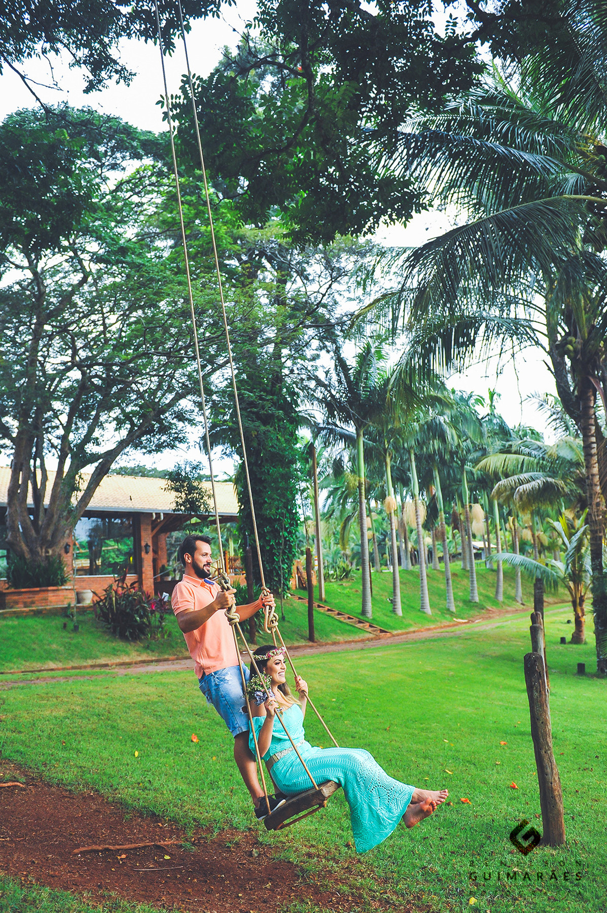 Noivo balançando a noiva