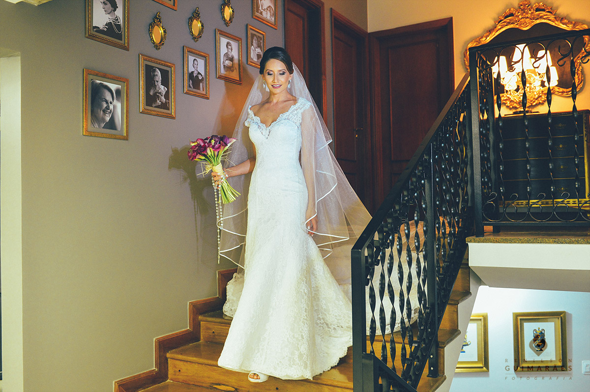 A noiva pronta descendo as escadas