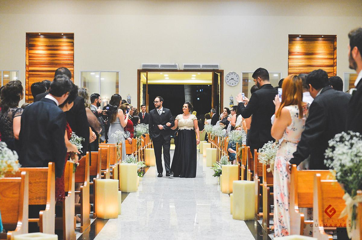 noivo entrando com a mãe