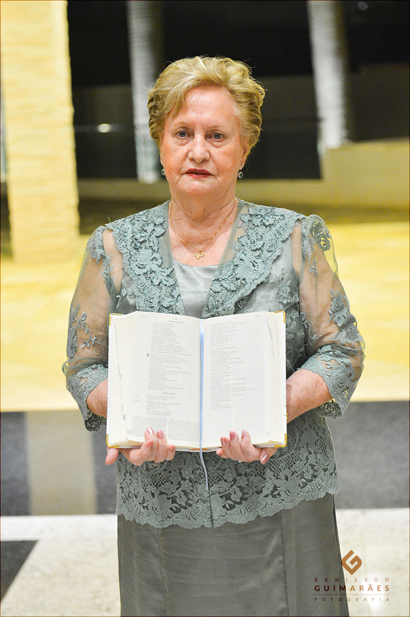 a vovó da noiva entrando com a bíblia