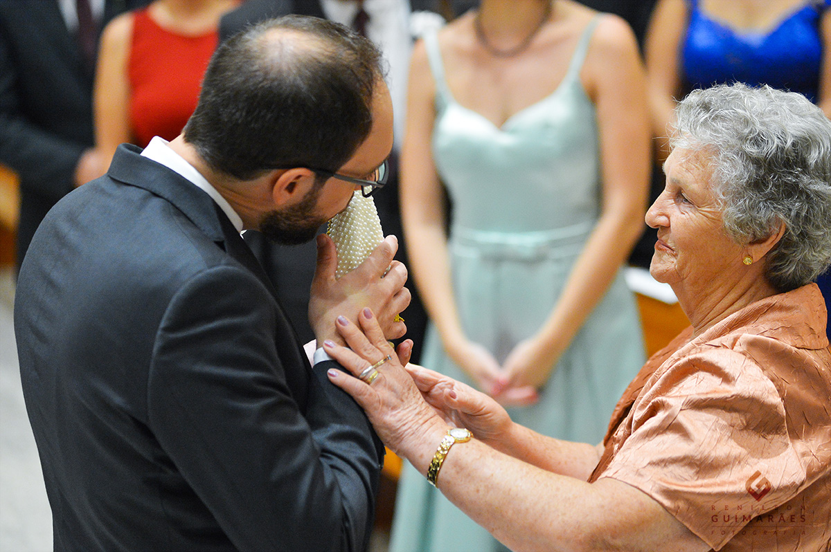 o beijo na imagem, simbolo de fé