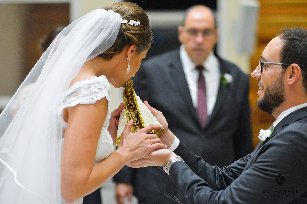 o beijo na imagem, simbolo de fé