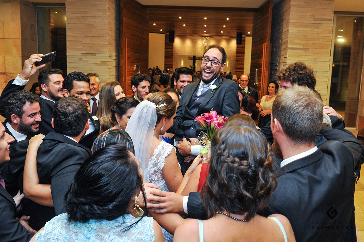 saída dos noivos, erguendo o noivo