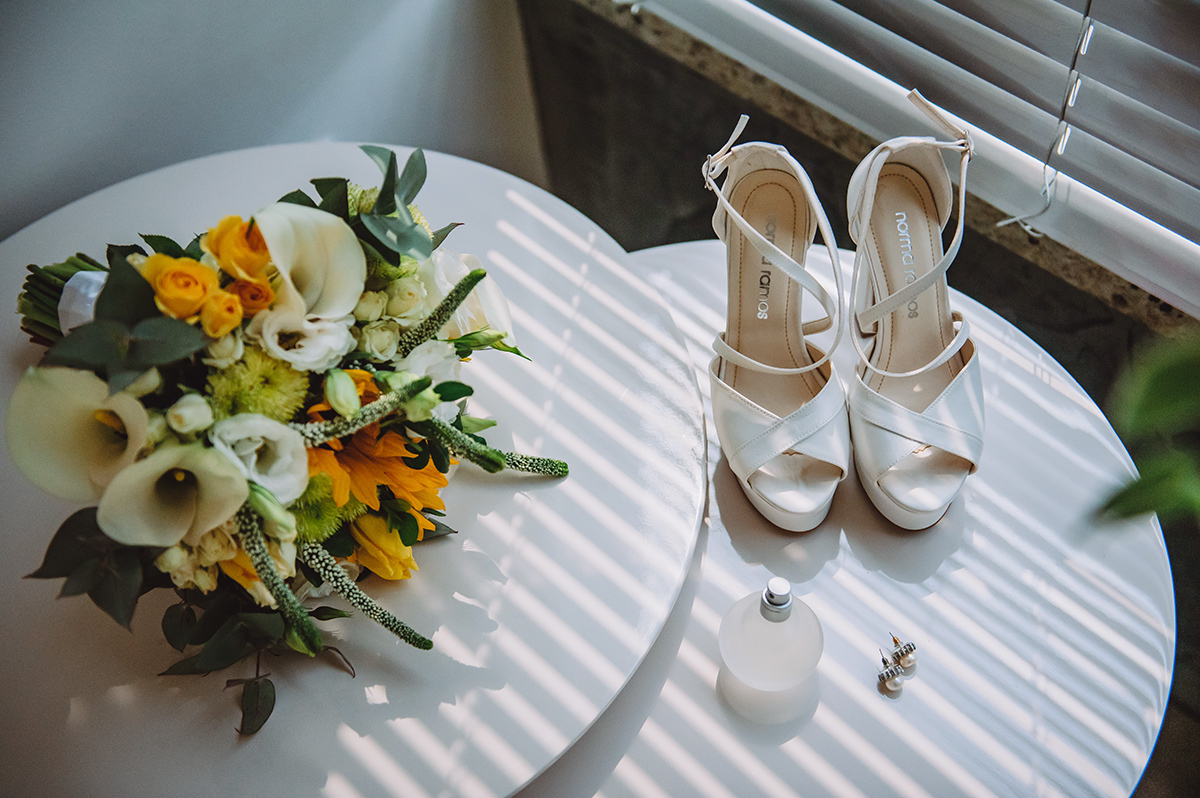 Sapato e buquet da noiva
