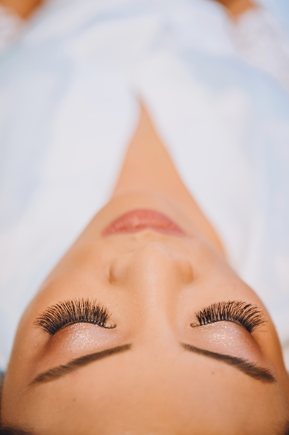 Detalhe do rosto da noiva no salão de beleza