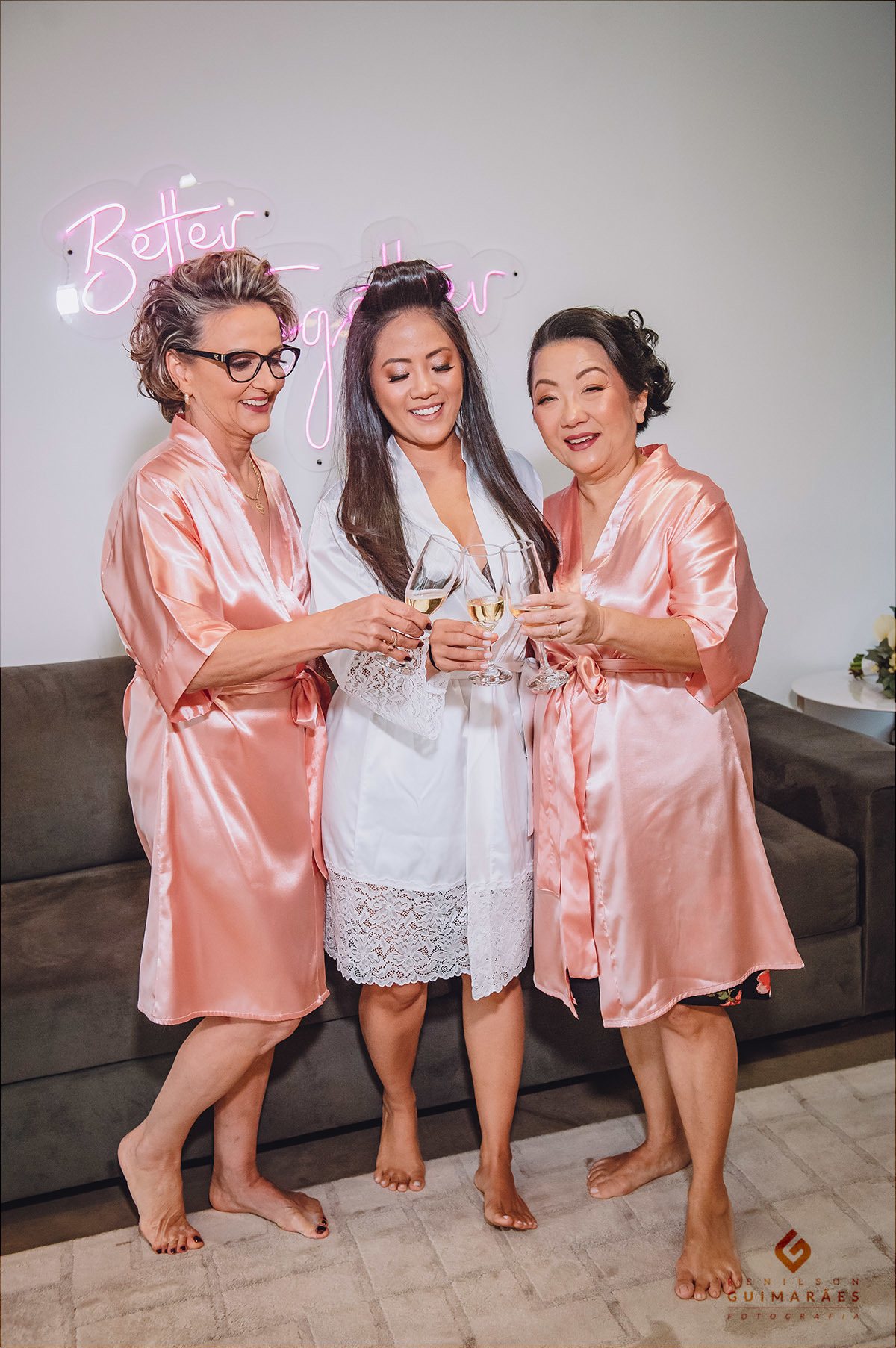 Foto da noiva com a sua mãe e a futura sogra no making of