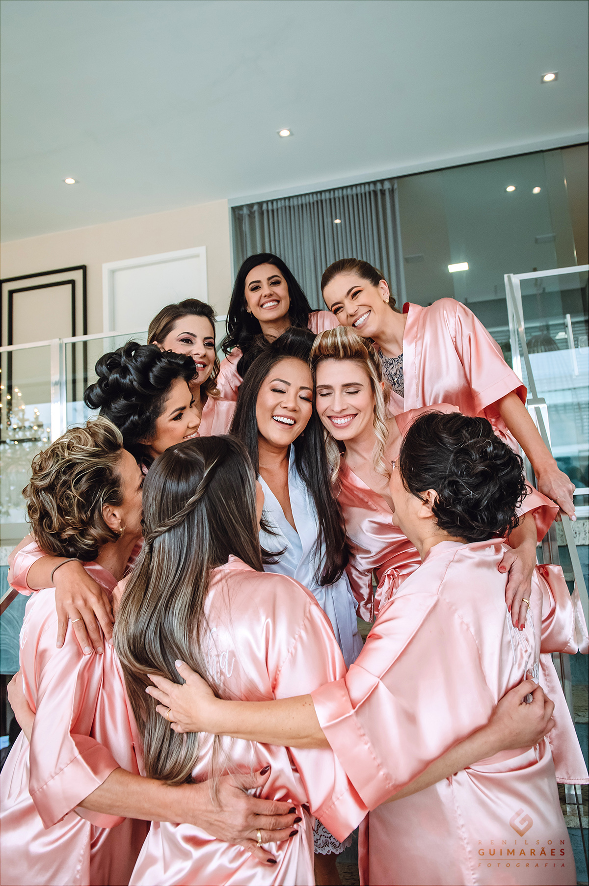 Abraço coletivo das madrinhas na noiva no salão de beleza