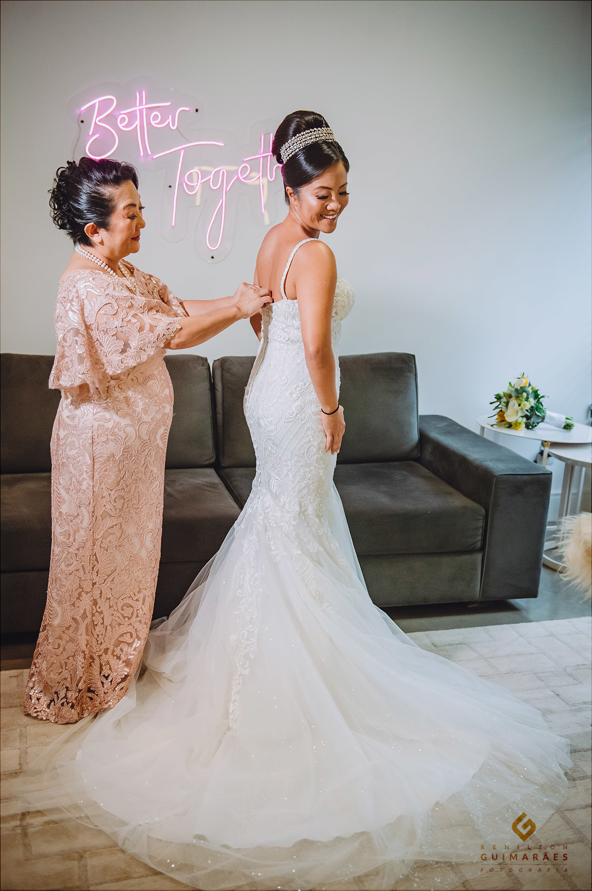 Foto da mãe arrumando a noiva