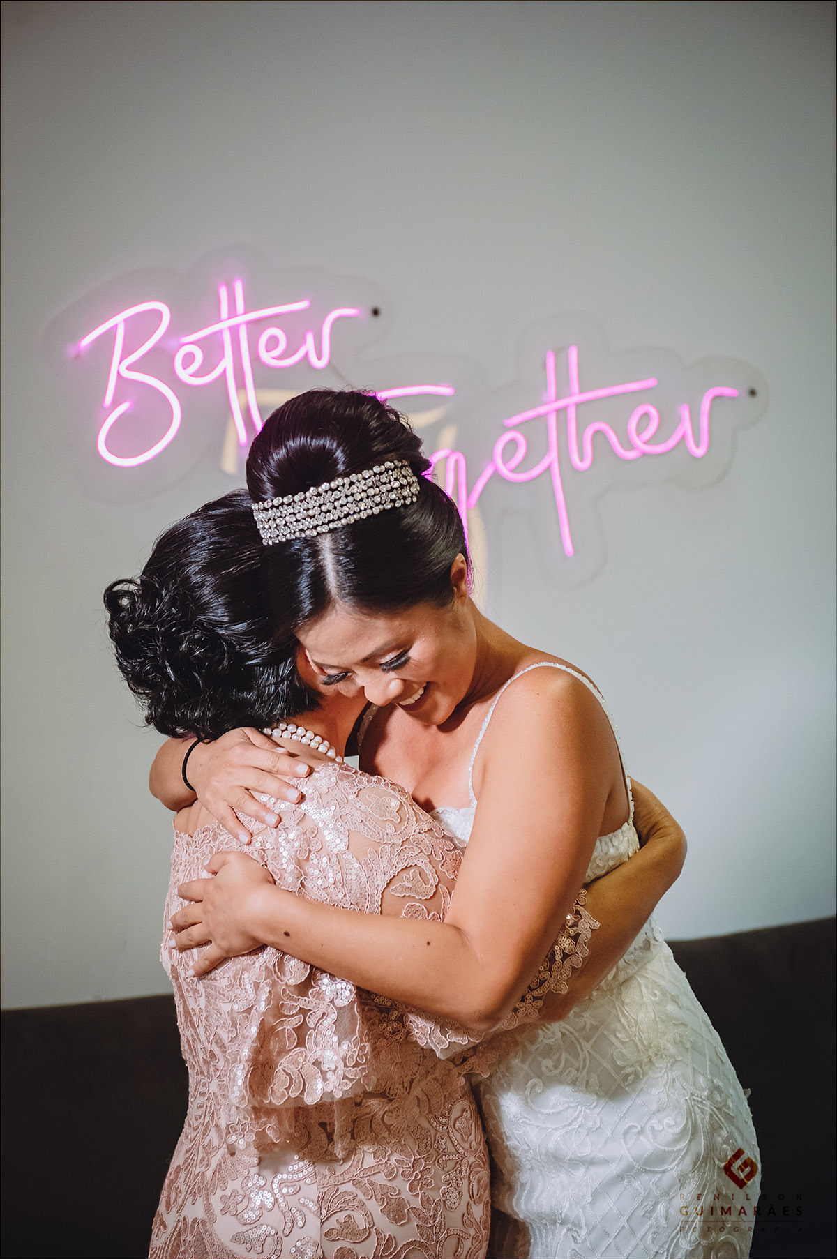 A noiva abraçando a sua mãe