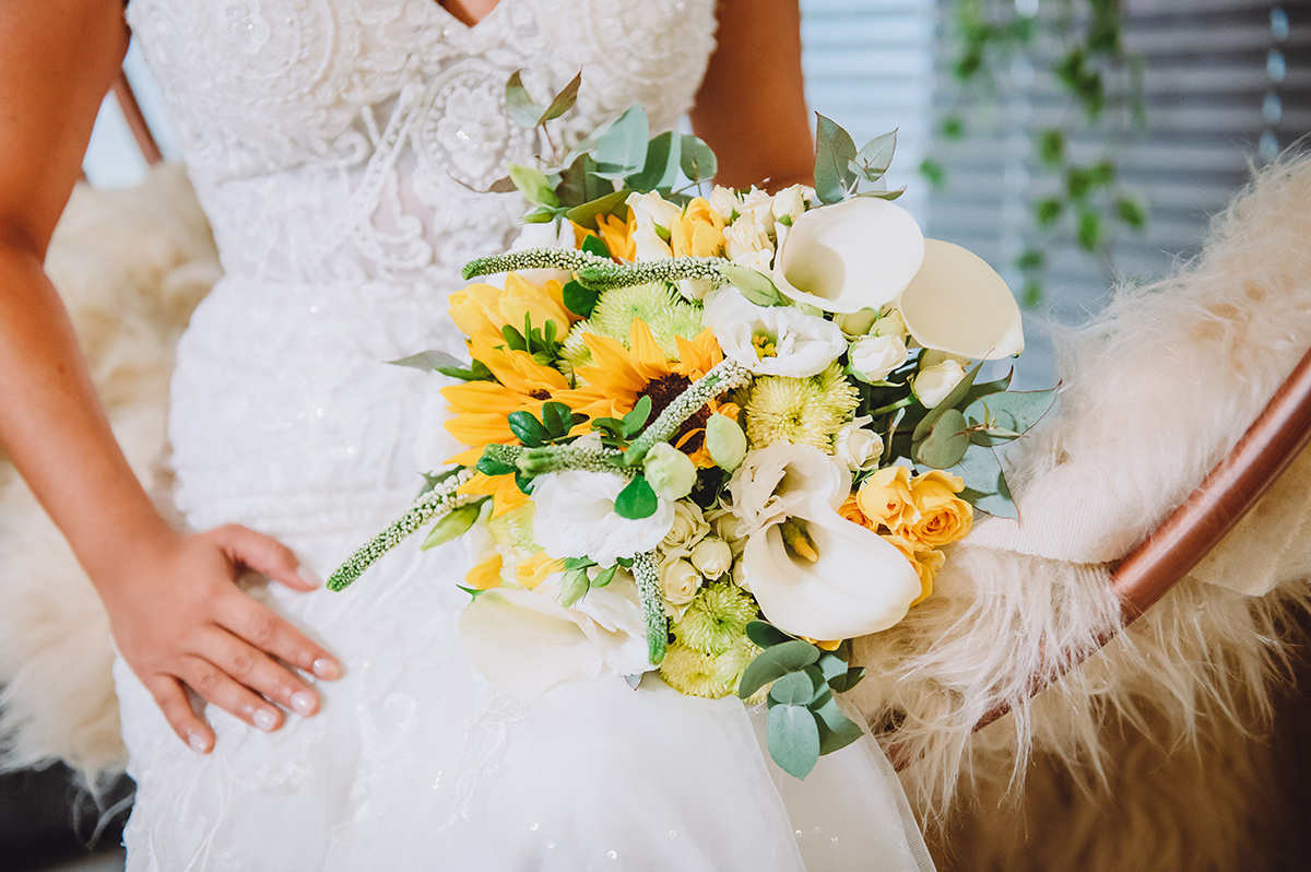 Detalhe da noiva com o bouquet