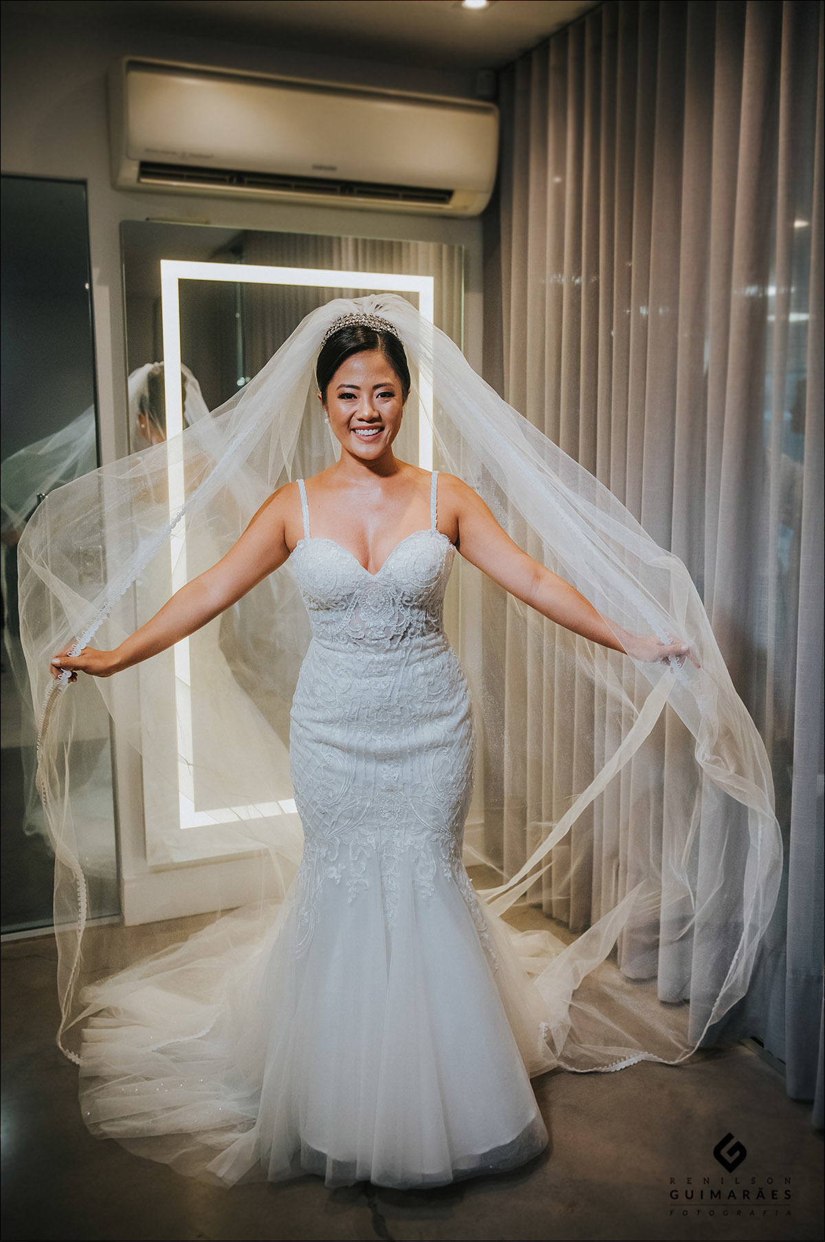 Noiva linda segurando o véu