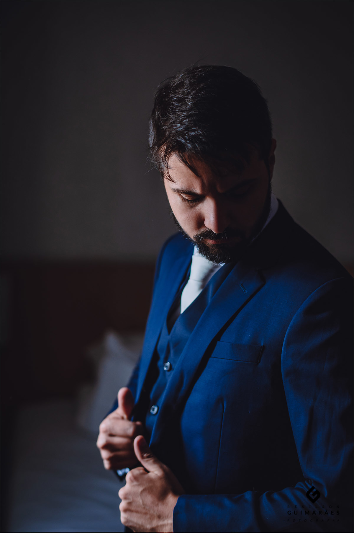 Retrato do noivo no making of