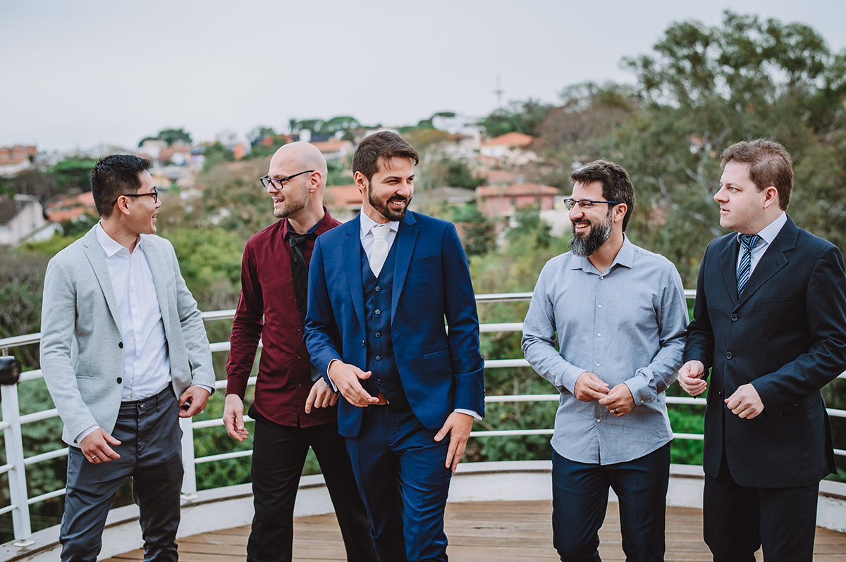 O noivo com os amigos, foto externa