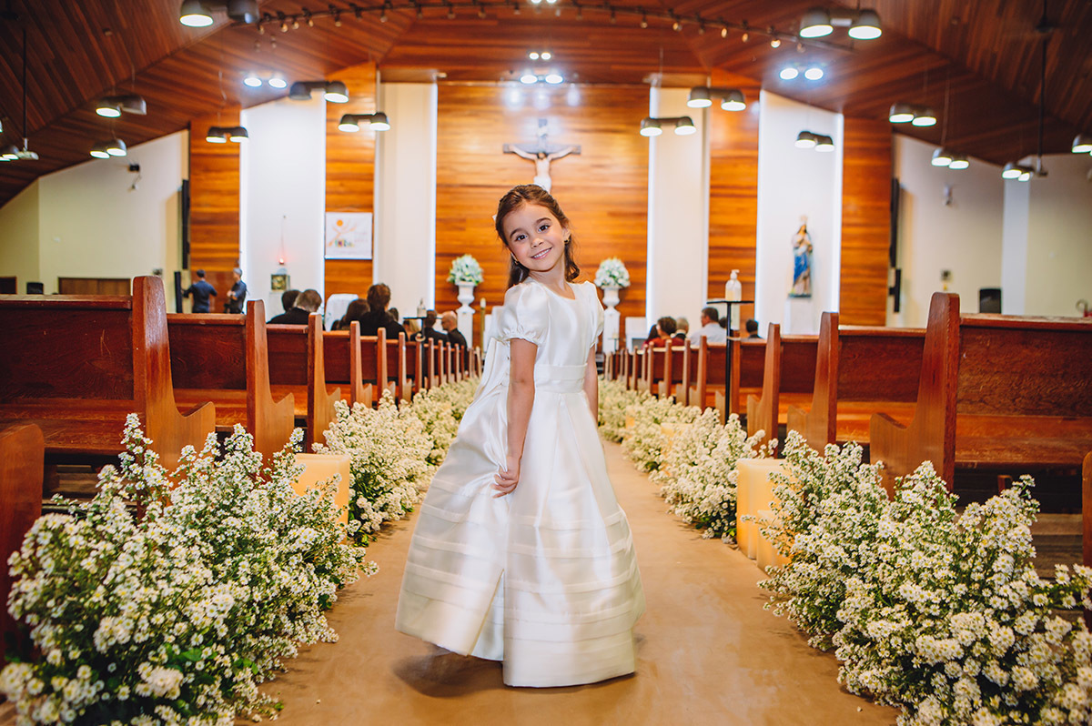 A daminha no corredor florido da igreja