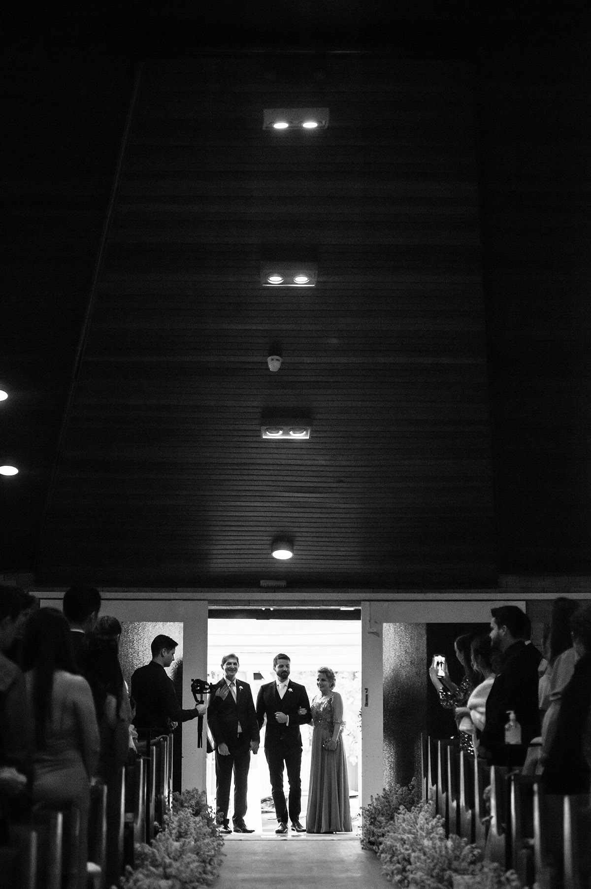 Noivo entrando na igreja