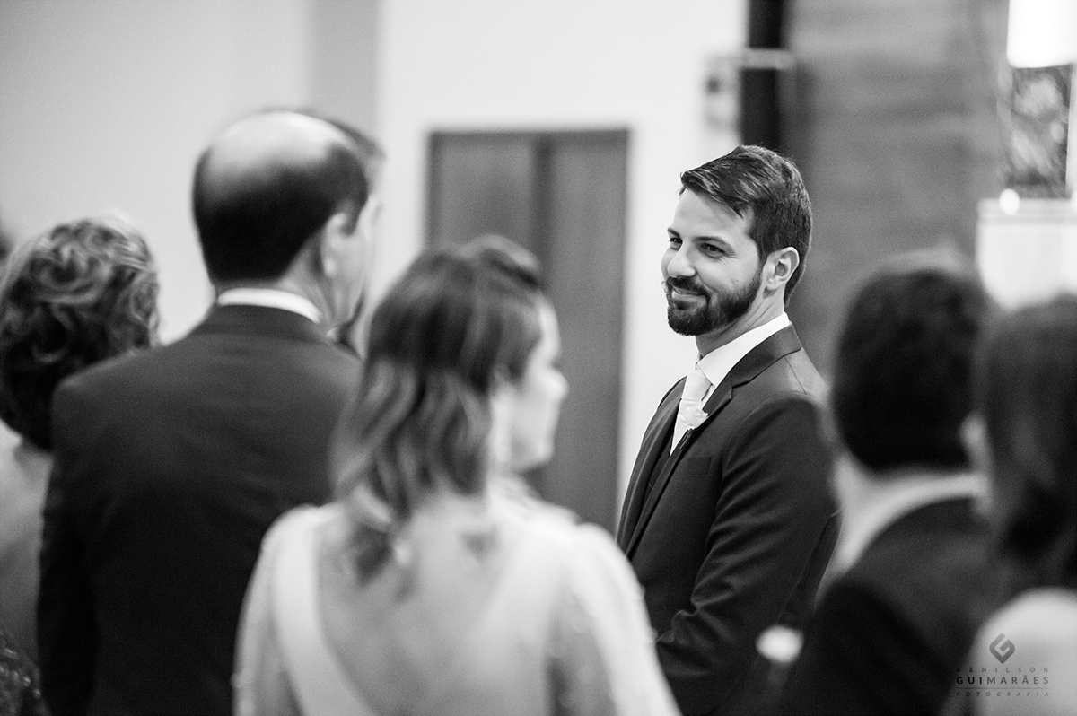 Detalhe do noivo antes a entrada da noiva