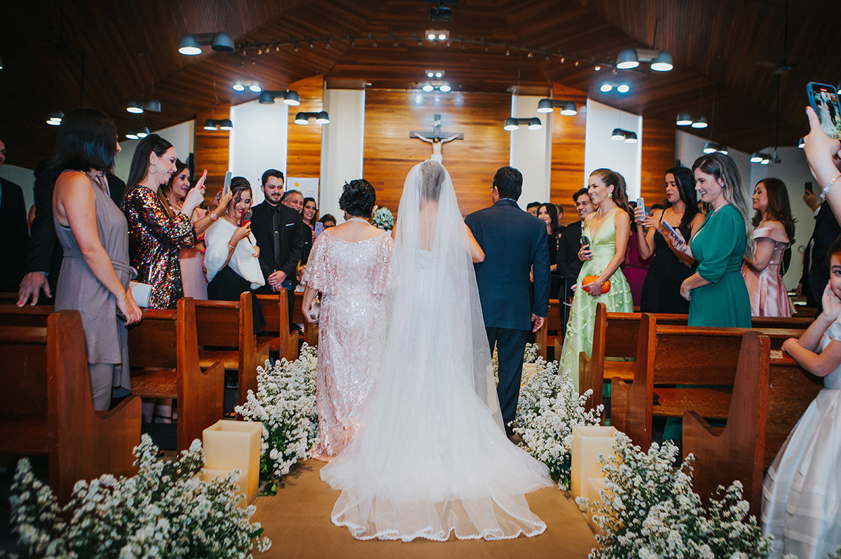 Foto de trás da noiva entrando na igreja
