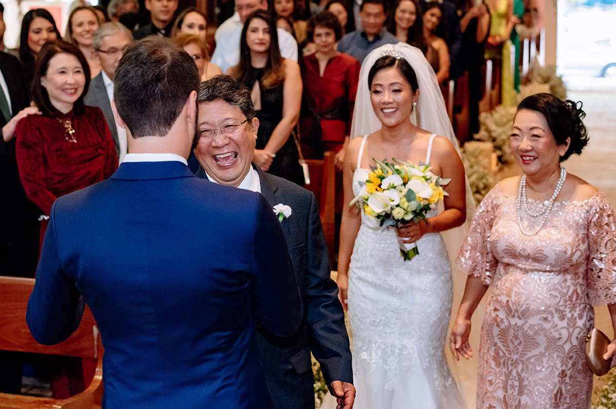 O sorriso do pai da noiva ao entregar a sua filha para o noivo na igreja