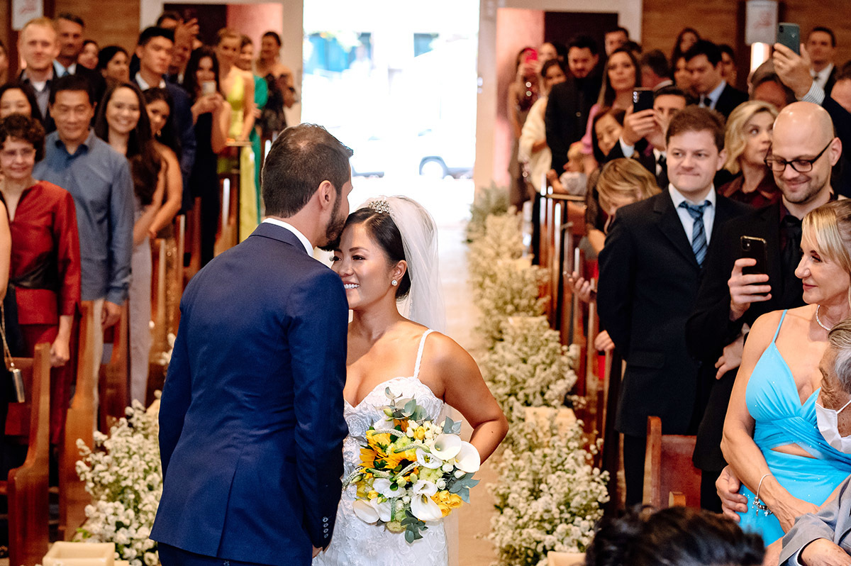 Beijo do noivo na testa da noiva