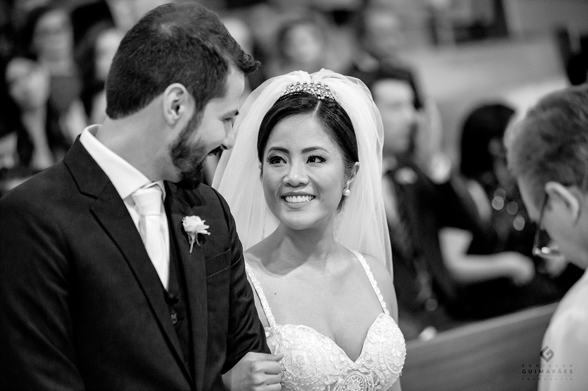 Os noivos se olhando durante a cerimônia do casamento