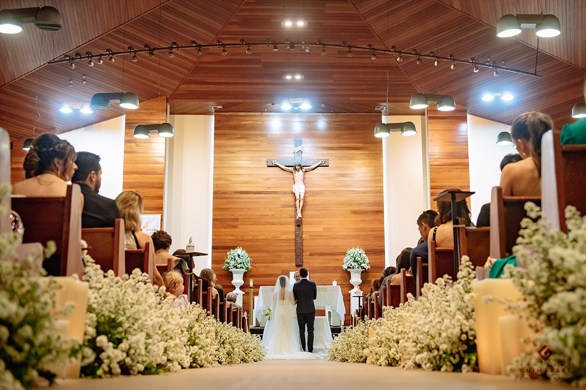 Foto dos noivos mostrando o corredor da igreja
