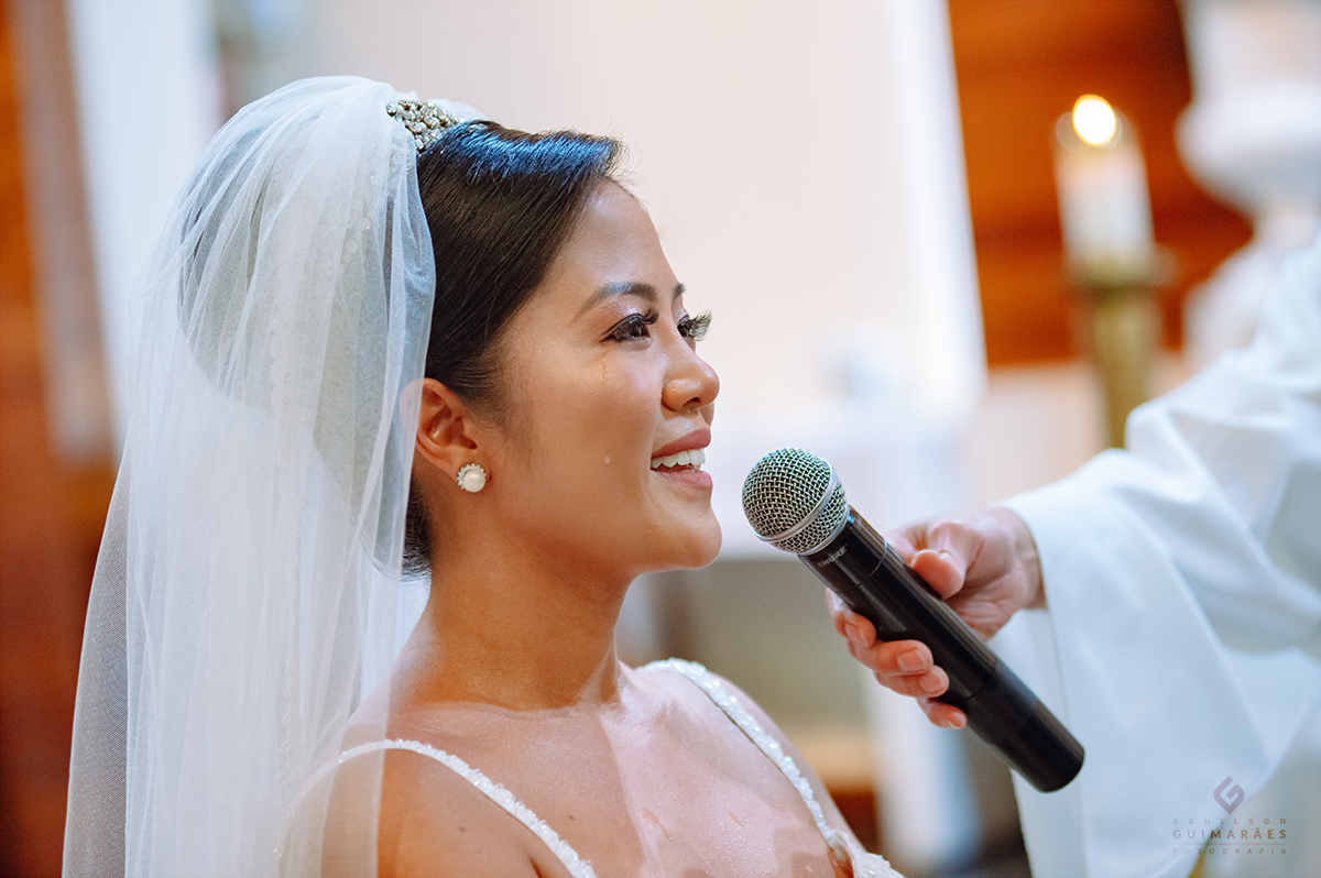 Noiva chorando na hora dos votos