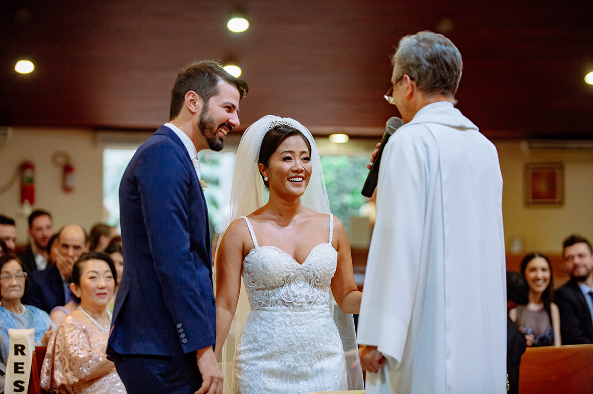 Os noivos felizes na cerimônia religiosa