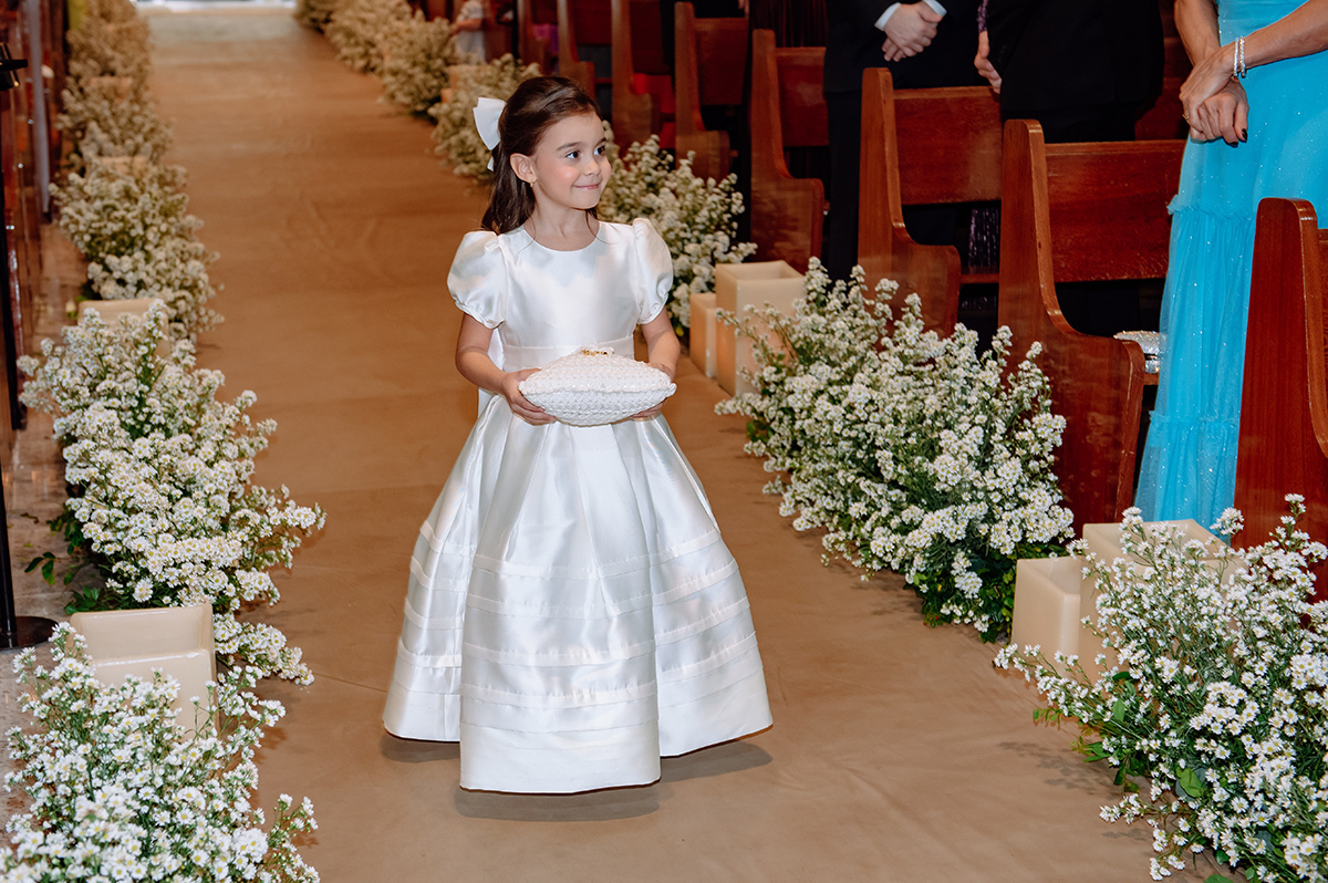 a daminha entrando na igreja