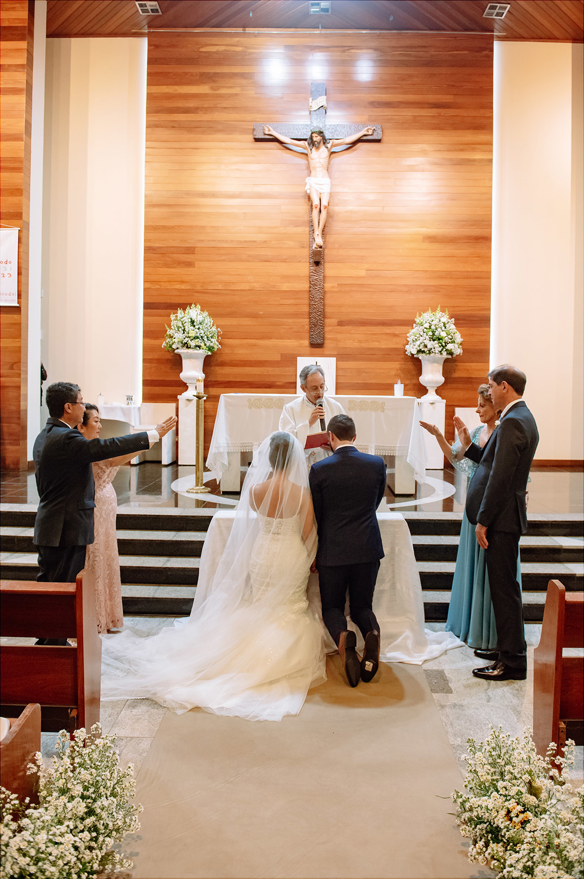 Os pais abençoando os noivos