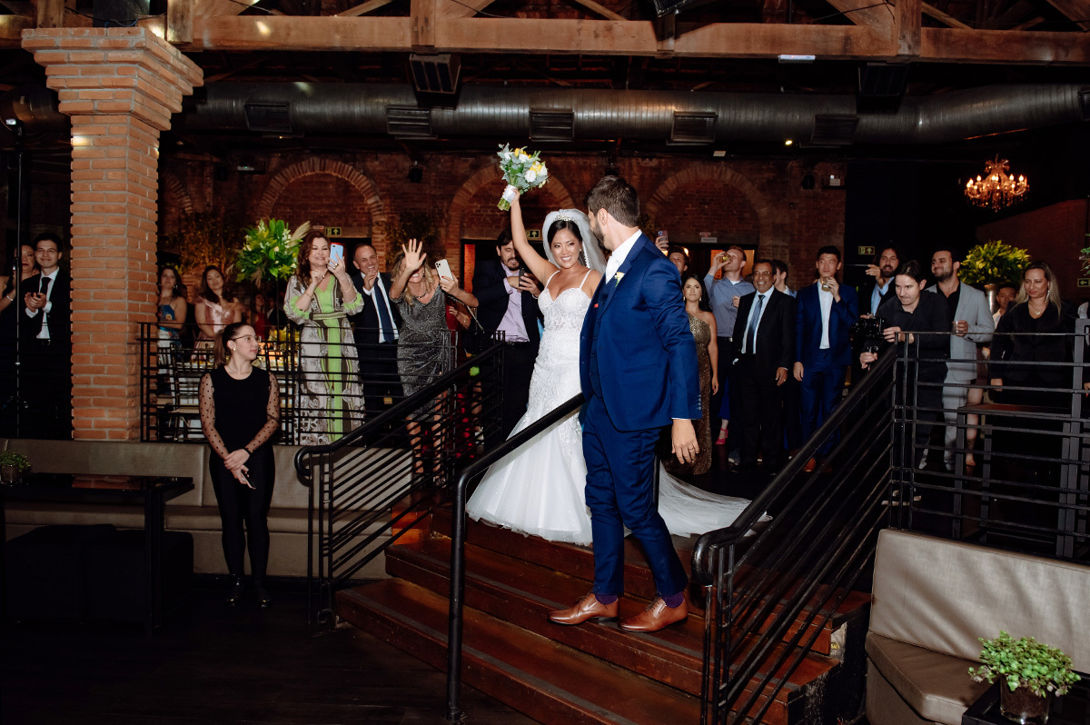 Noivos entrando na festa